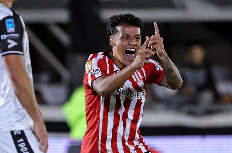 Tiago Palacios festeja su gol en la victoria de Estudiantes de La Plata ante Gimnasia Mendoza