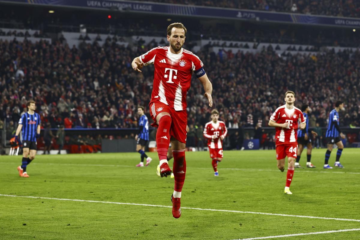 Harry Kane celebra su gol con un salto durante el partido ante Atalanta por la Champions League