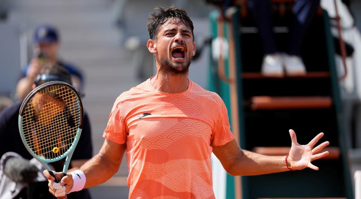 Mariano Navone grita con euforia y los brazos abiertos tras ganar un punto en el Masters 1000 de Miami