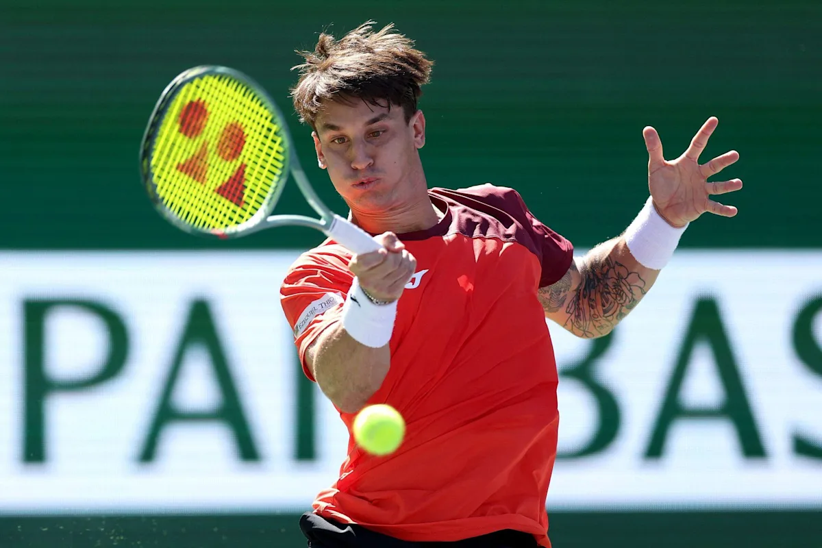 Camilo Ugo Carabelli ejecutando un golpe de derecha durante un partido