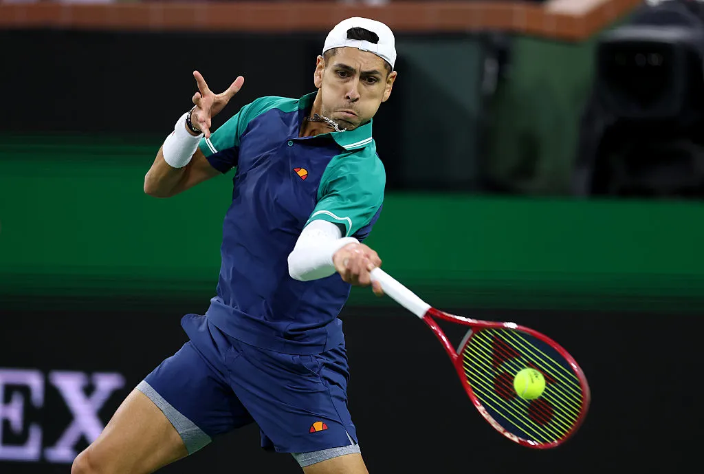 Alejandro Tabilo ejecuta un golpe de derecha durante un partido de tenis