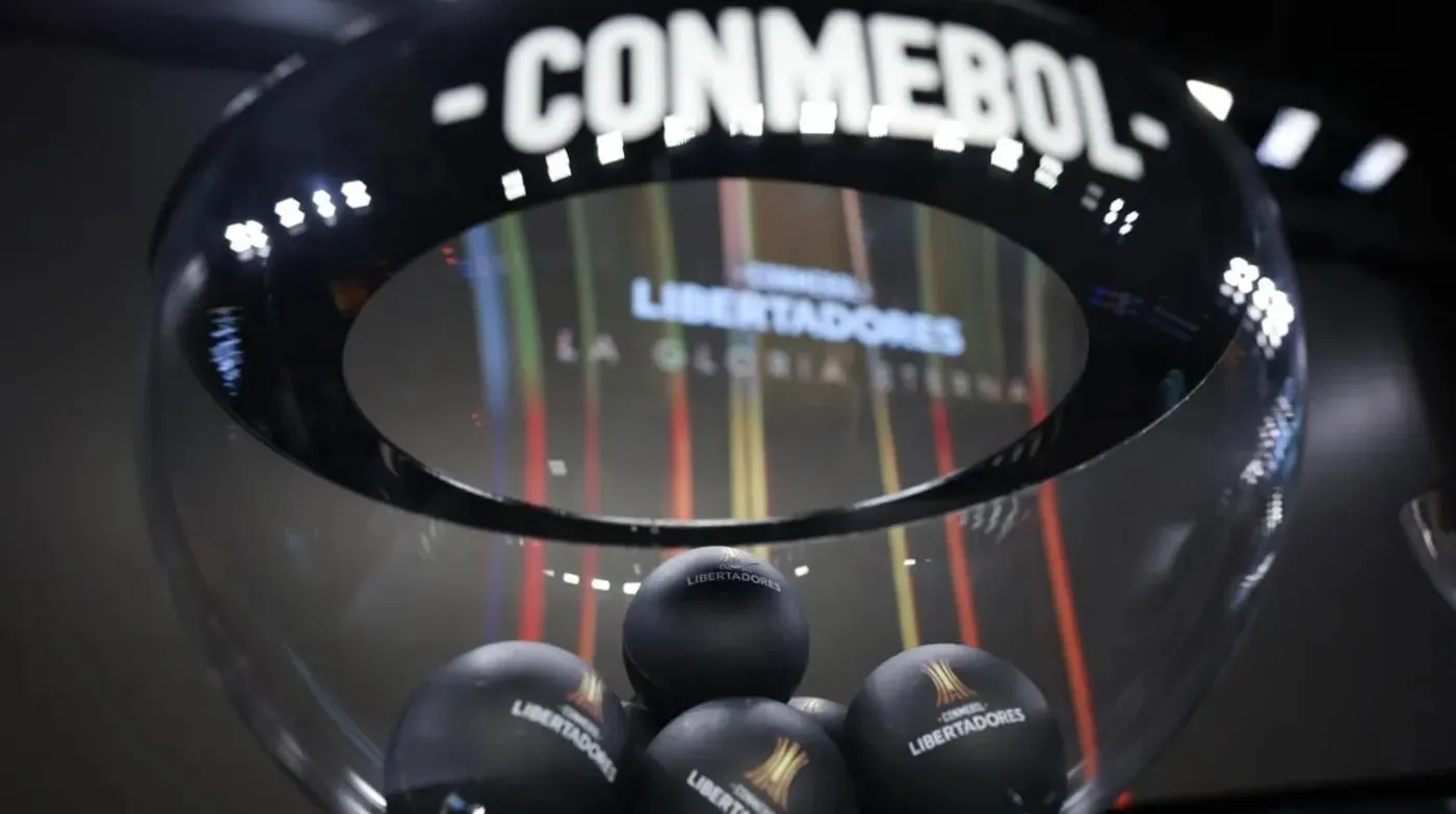 Bolillero del sorteo de la Copa Libertadores con las esferas y el logo de Conmebol