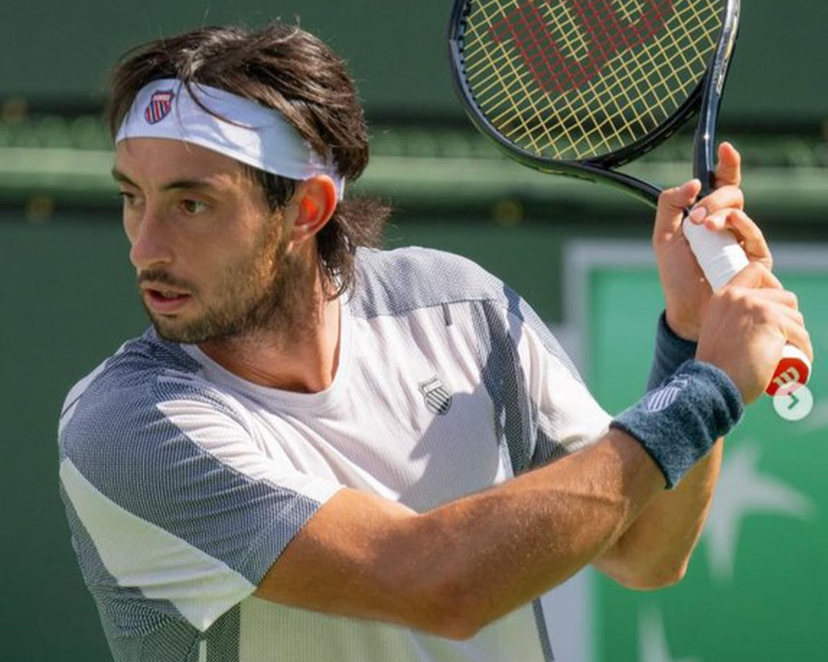 Thiago Tirante sostiene su raqueta con ambas manos durante un partido en el Masters 1000 de Miami