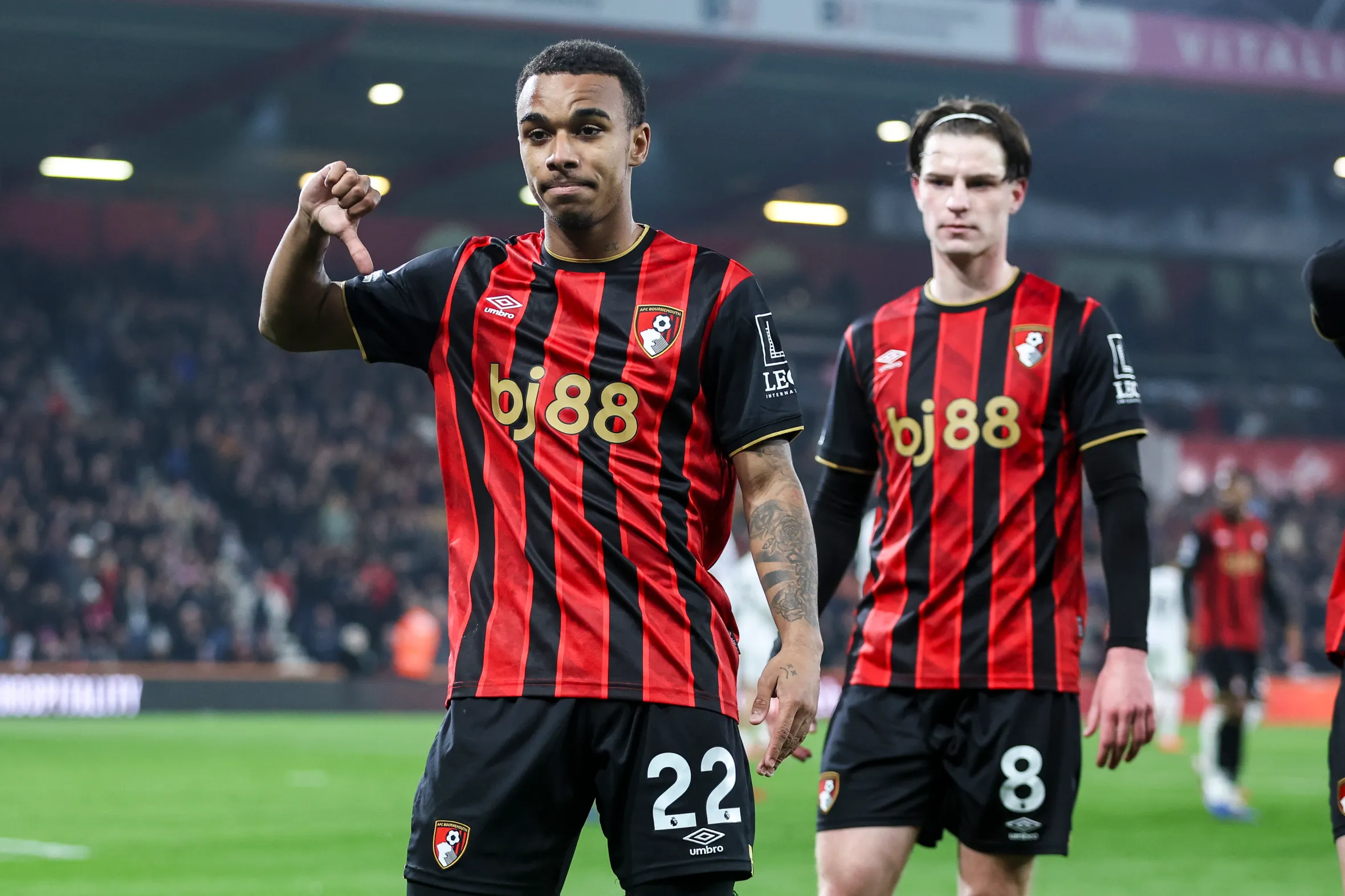 Junior Kroupi festeja su gol de penal con el pulgar hacia abajo en el partido ante Manchester United