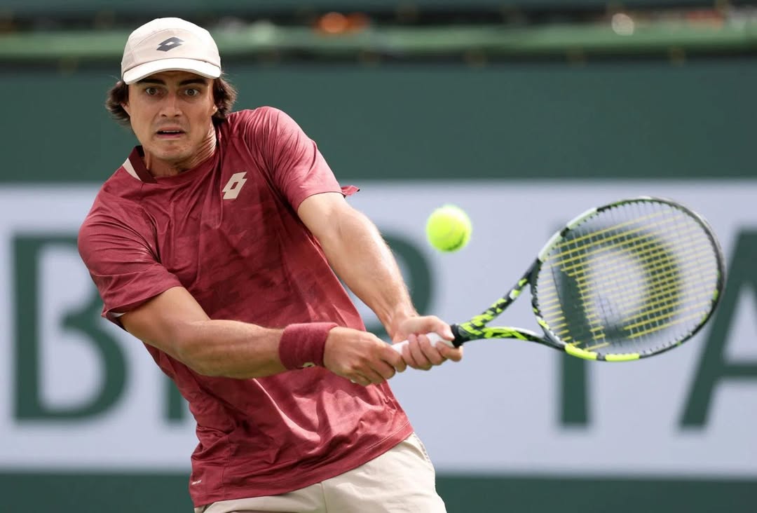 Adam Walton ejecutando un golpe de drive con ambas manos durante el Masters 1000 de Miami