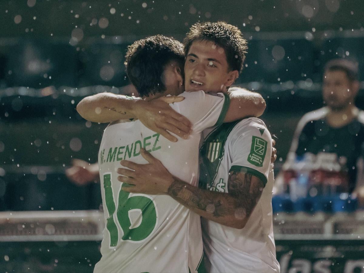 Tiziano Perrota festeja su gol para Banfield junto a un compañero en el partido ante Tigre
