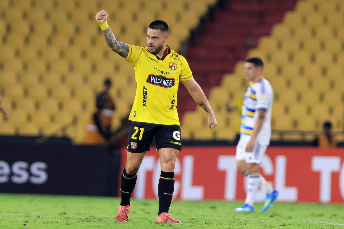 Héctor Villalba celebra su gol con el puño en alto durante el partido entre Barcelona de Guayaquil y Boca Juniors por la Copa Libertadores.