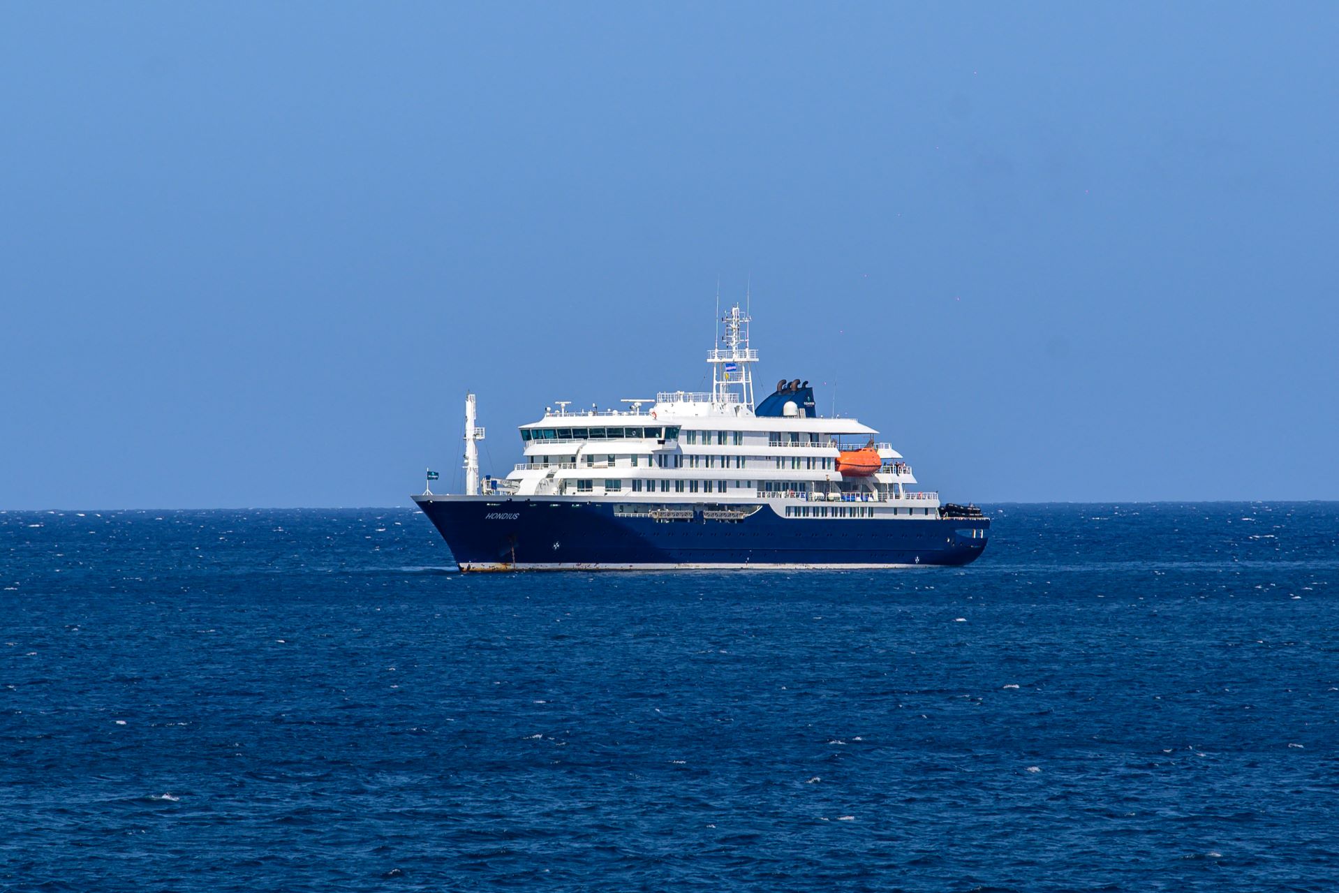 Crucero MV Hondius navegando en aguas del océano Atlántico durante su travesía internacional