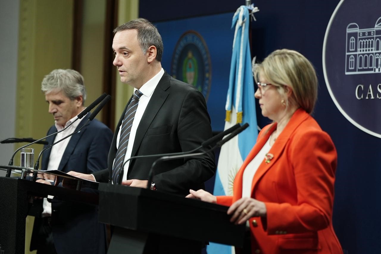 Manuel Adorni brinda una conferencia de prensa junto a Luis Caputo y Alejandra Monteoliva en Casa Rosada