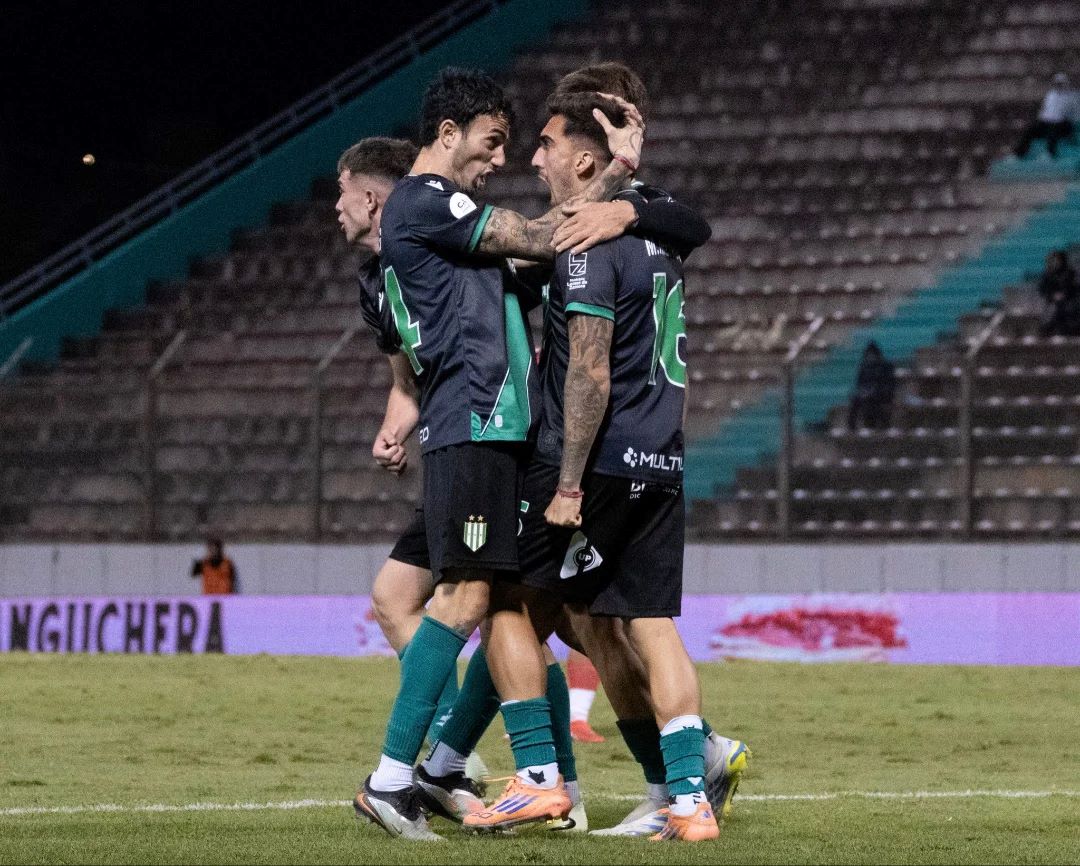 Mauro Méndez celebra junto a sus compañeros el gol del empate de Banfield ante San Martín de Tucumán por la Copa Argentina