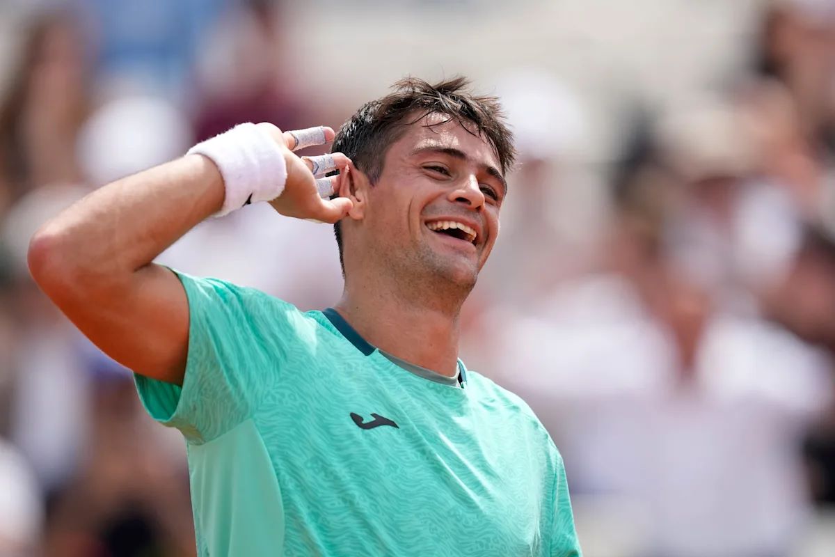 Mariano Navone sonríe y se lleva la mano a la oreja durante su festejo en el Masters 1000 de Roma