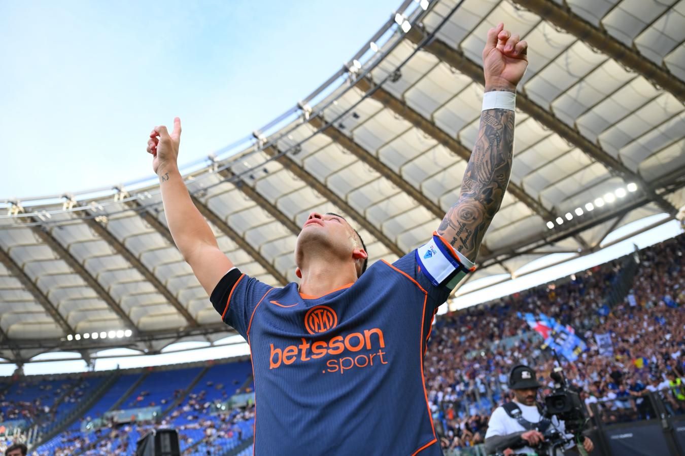 Lautaro Martínez celebra uno de los goles de Internazionale con los brazos levantados y la mirada hacia el cielo durante el partido ante Lazio
