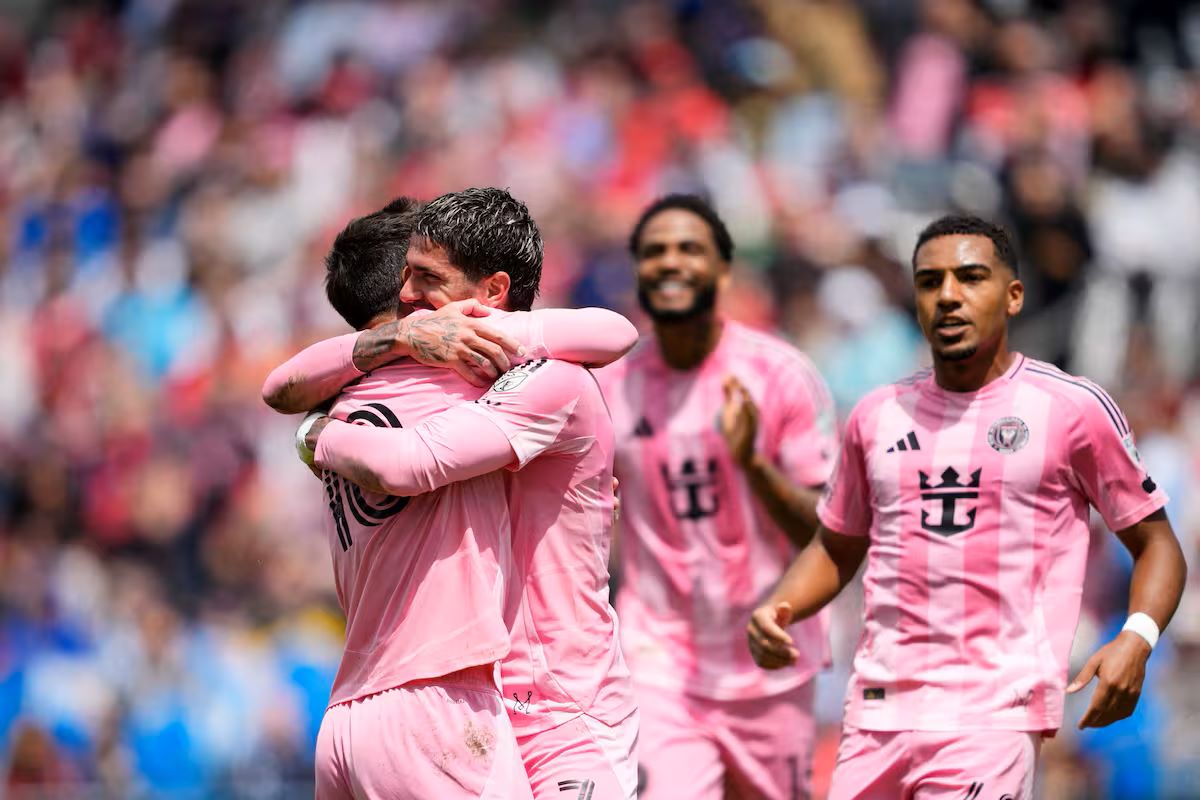 Rodrigo De Paul y Lionel Messi se funden en un abrazo durante la victoria de Inter Miami ante Toronto FC por la MLS 2026
