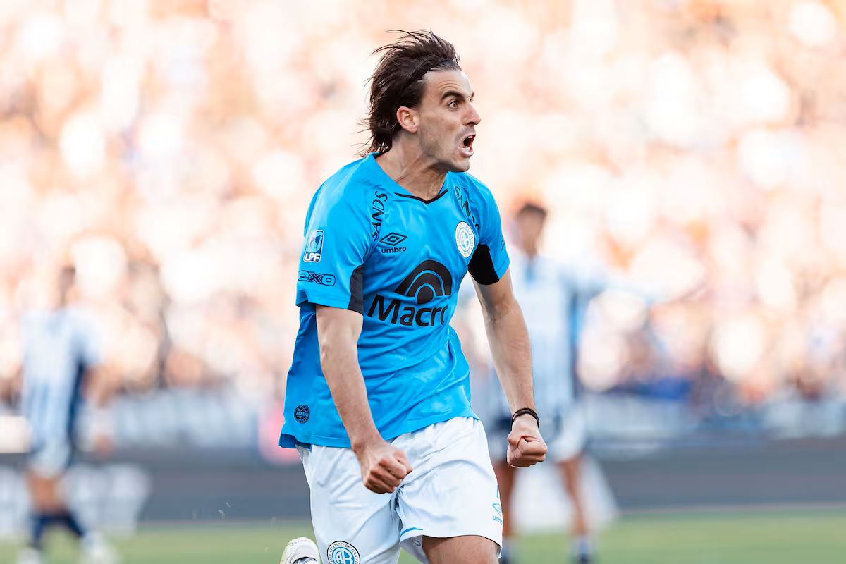Francisco González Metilli festeja con los puños cerrados tras convertir el gol de la victoria de Belgrano ante Talleres