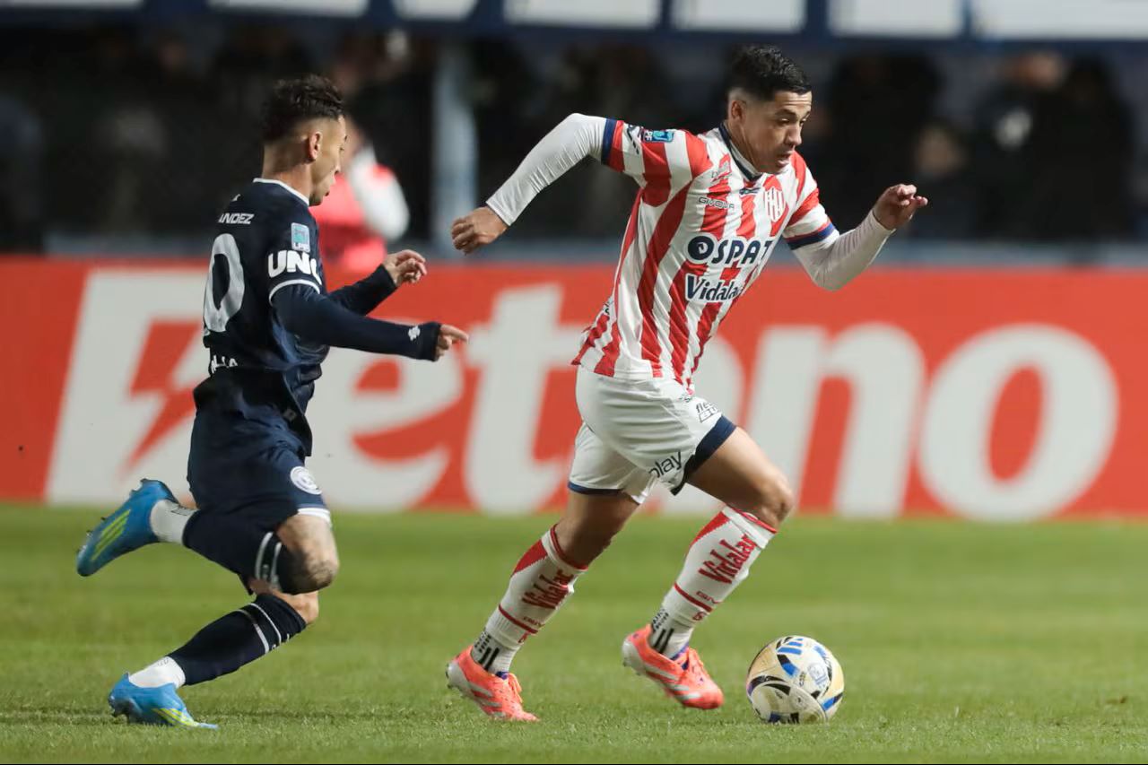 Braian Cuello conduce el balón ante la marca de un jugador de Independiente Rivadavia durante el partido por los octavos de final del Torneo Apertura