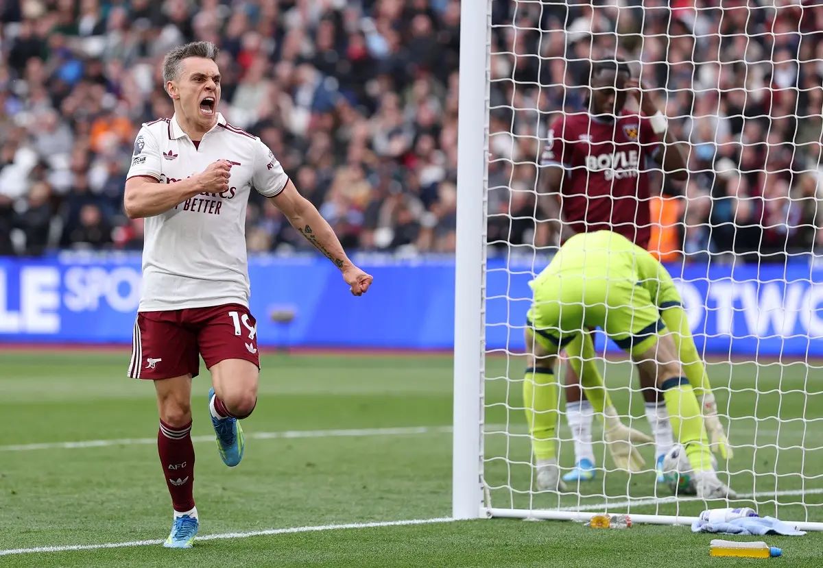 Leandro Trossard grita su gol y se golpea el pecho durante el partido ante West Ham United por la Premier League