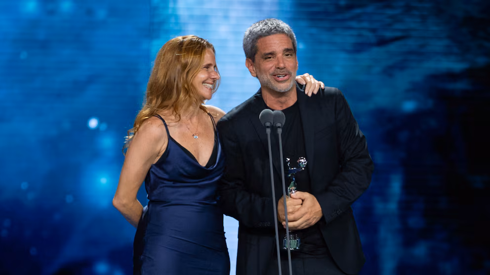 Los productores argentinos Leticia Cristi y Matías Mosteirín reciben el premio por mejor serie o teleserie cinematográfica iberoamericana de ficción documental por el 'Eternauta'