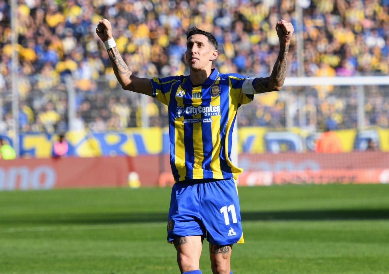 Ángel Di María festeja su gol para Rosario Central con los puños en alto durante el partido ante Independiente