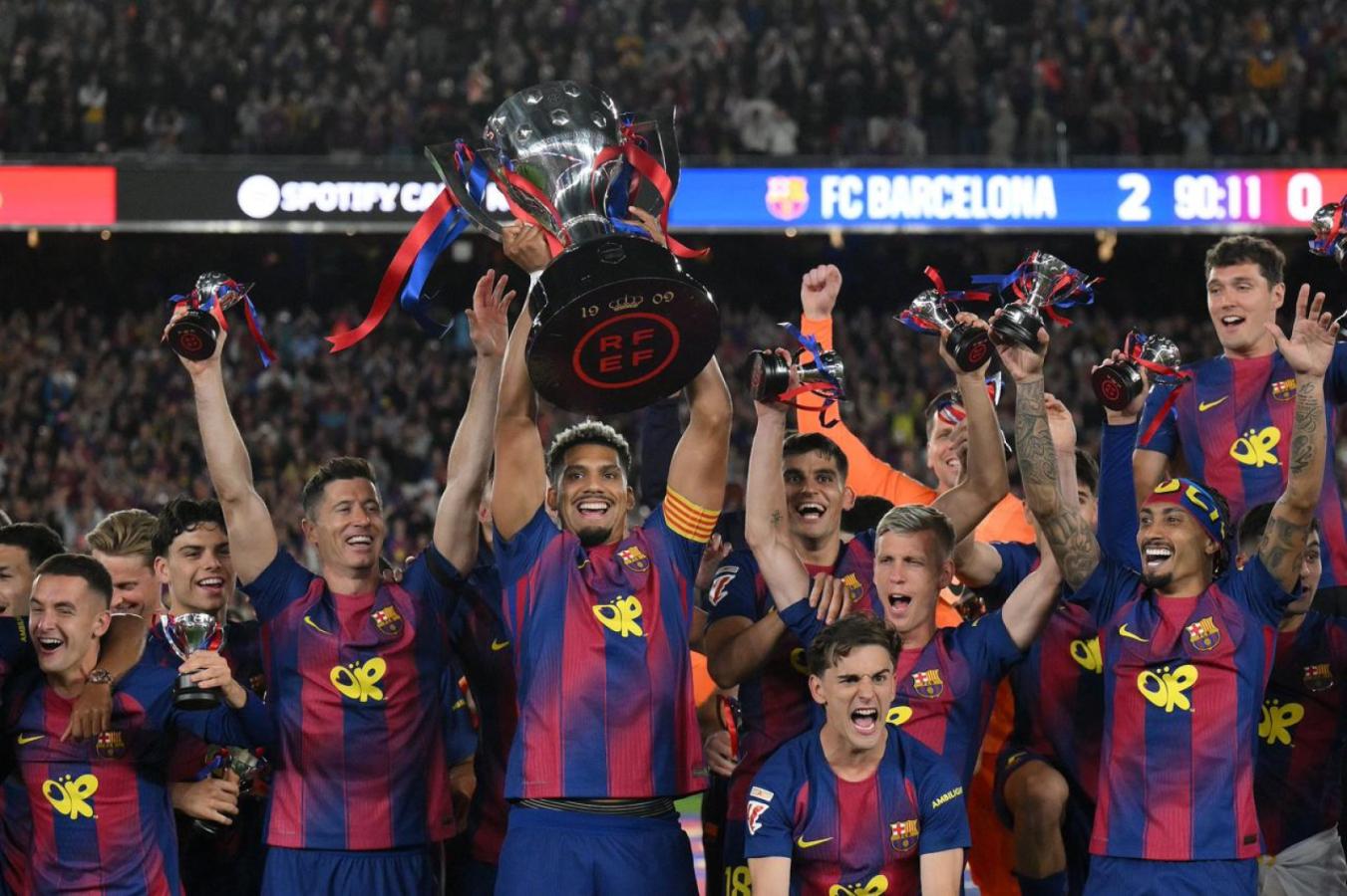 Ronald Araújo levanta el trofeo de LaLiga 2026 mientras los jugadores de Barcelona celebran en el estadio