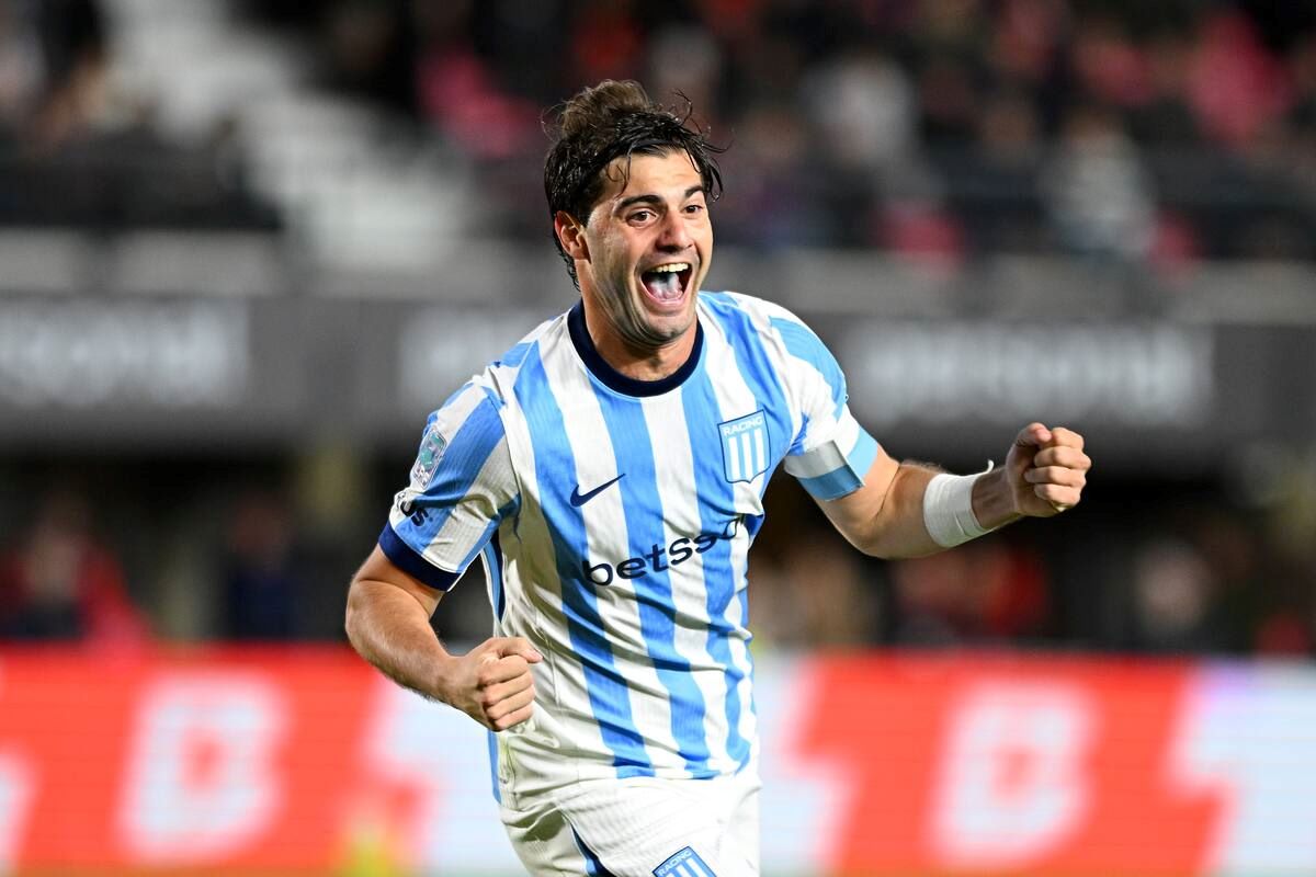 Santiago Sosa festeja su gol para Racing Club con los puños cerrados durante el partido ante Estudiantes de La Plata