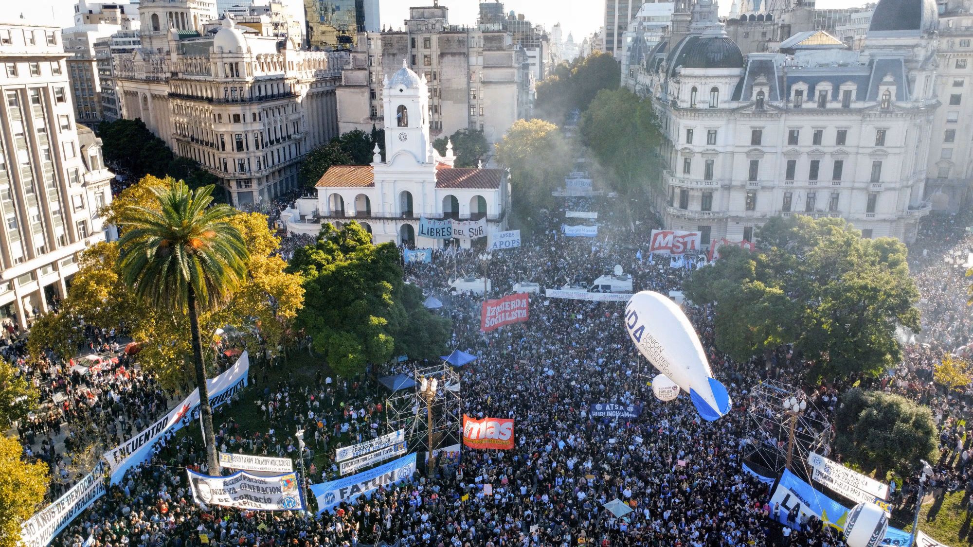 Multitudinaria marcha en defensa de la educación pública en Plaza de Mayo