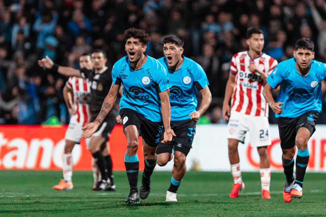 Jugadores de Belgrano celebrando con euforia uno de los goles en la victoria ante Unión Santa Fe por el Torneo Apertura 2026