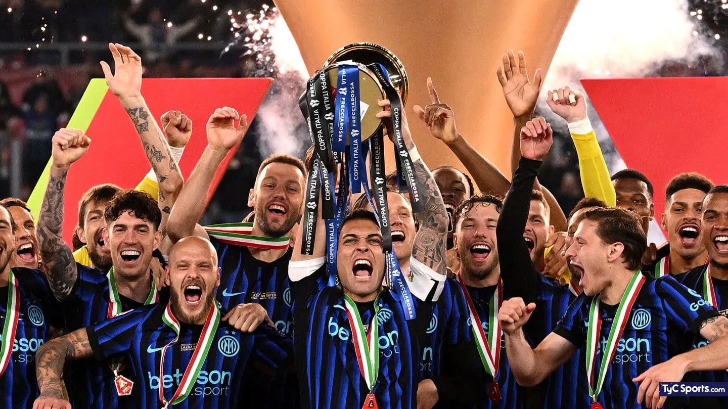 Jugadores de Internazionale celebran con el trofeo tras conquistar la Copa Italia