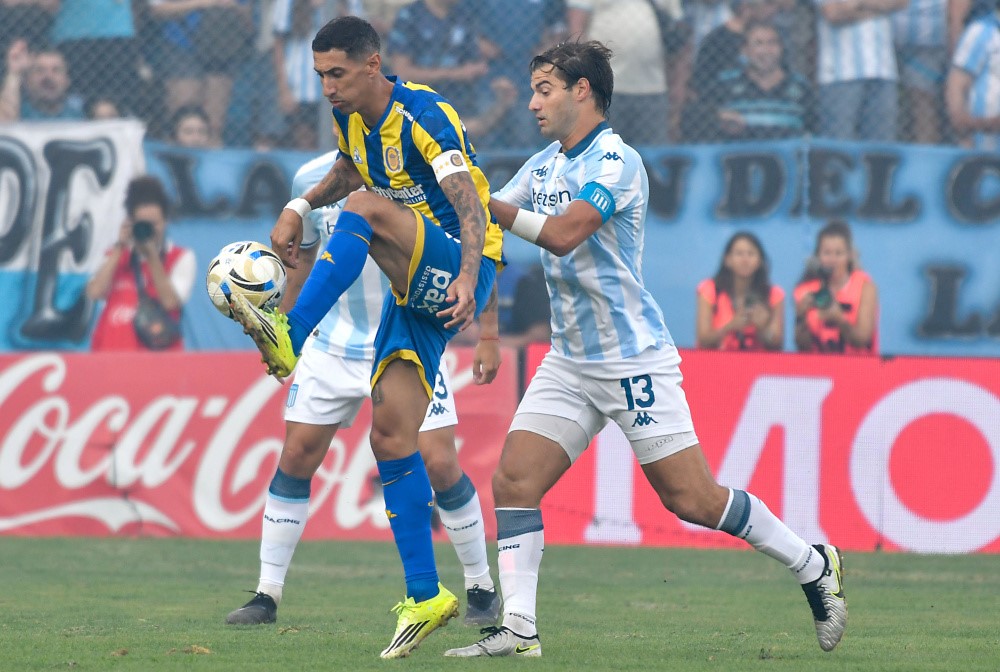 Ángel Di María controla la pelota ante la marca de Santiago Sosa durante el partido entre Rosario Central y Racing Club
