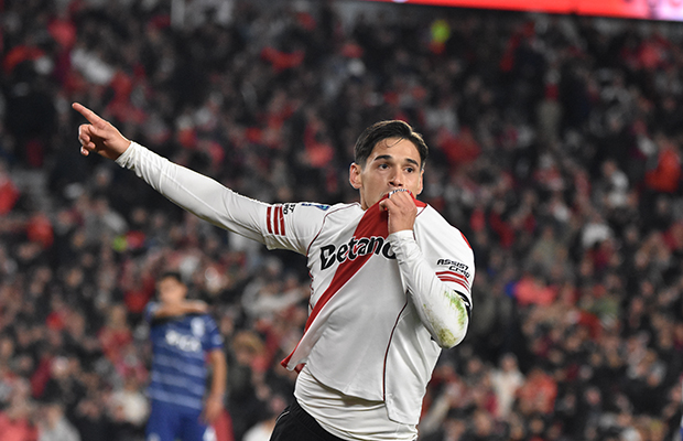 Lucas Martínez Quarta besando el escudo de la camiseta de River Plate durante el partido ante Gimnasia La Plata