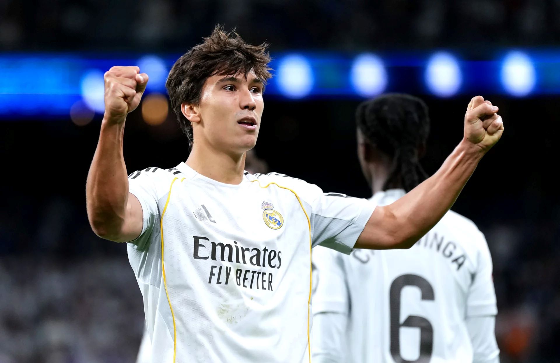 Gonzalo García celebra su gol para Real Madrid con los puños cerrados durante el partido ante Real Oviedo