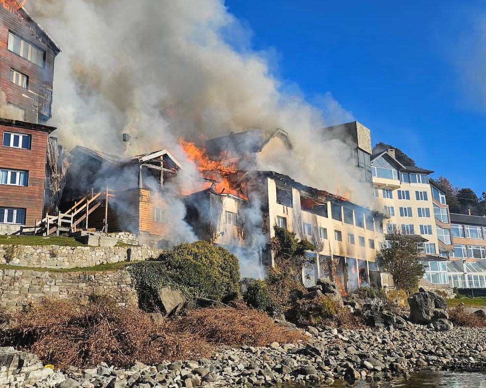 Incendio en el hotel Huemul de Bariloche con grandes llamas y una densa columna de humo