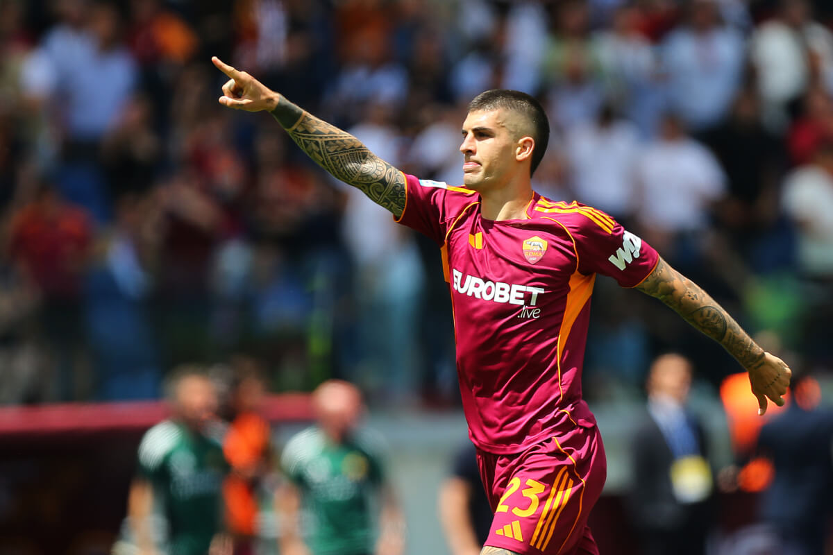 Gianluca Mancini celebrando uno de sus goles en el clásico entre Roma y Lazio por la Serie A