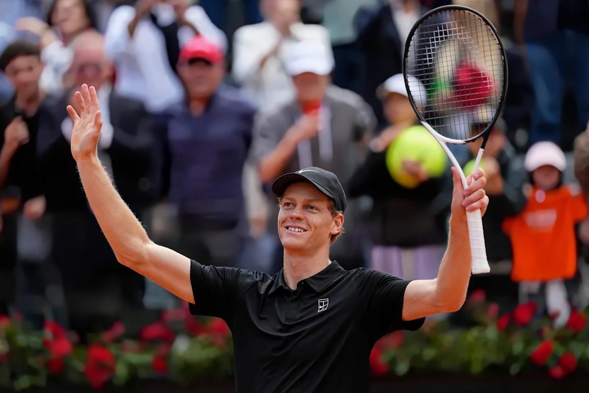 Jannik Sinner celebra con los brazos en alto tras ganar la final del Masters 1000 de Roma