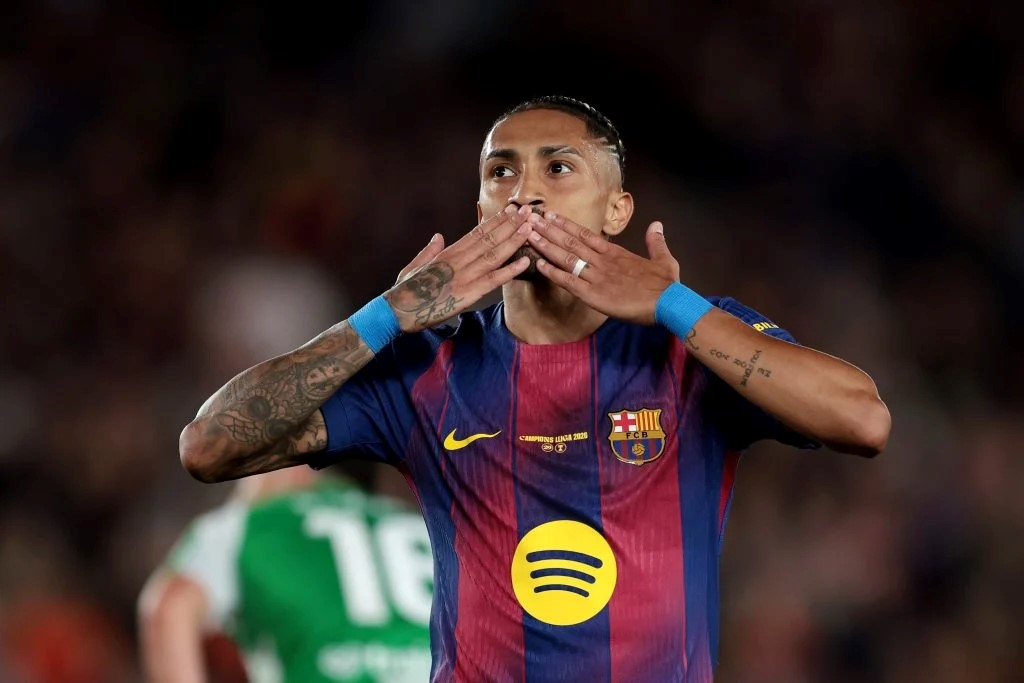 Raphinha celebra uno de sus goles con Barcelona enviando besos con ambas manos hacia la tribuna