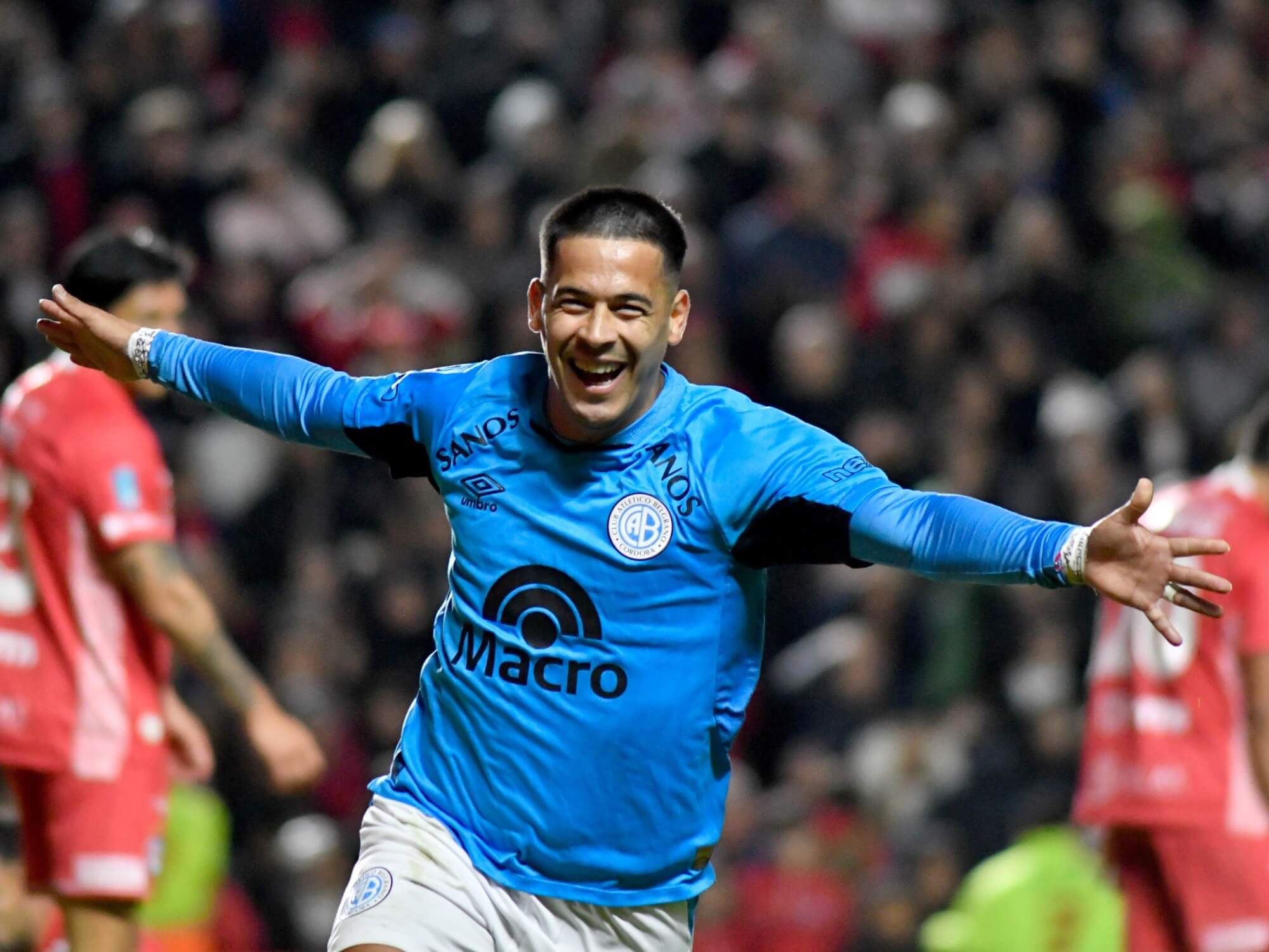 Nicolás Fernández celebra el gol del empate de Belgrano con los brazos abiertos en la semifinal ante Argentinos Juniors