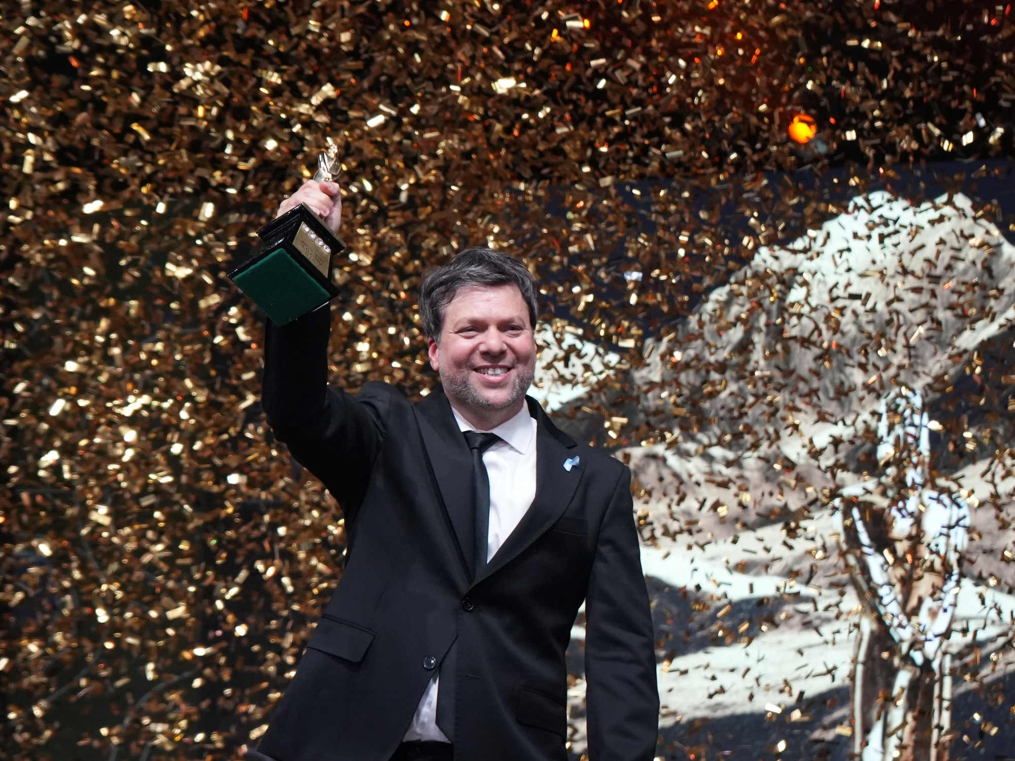 Guido Kaczka alza su Martín Fierro de Oro bajo una lluvia de confeti