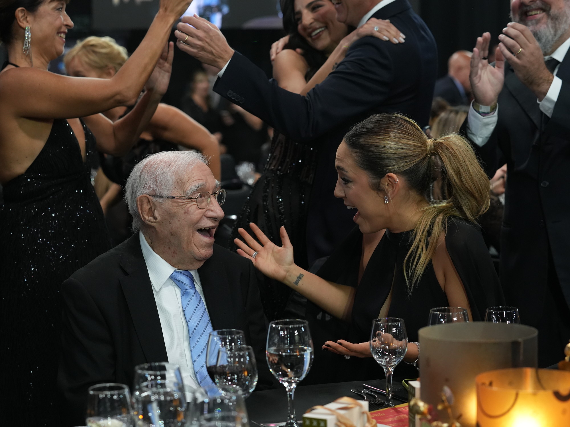 Macaya Márquez sentado junto a la periodista Sofi Martínez