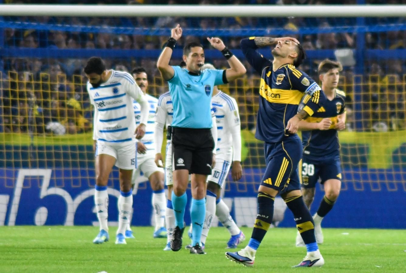 El árbitro sanciona la anulación de un gol de Boca Juniors, mientras Leandro Paredes se lamenta