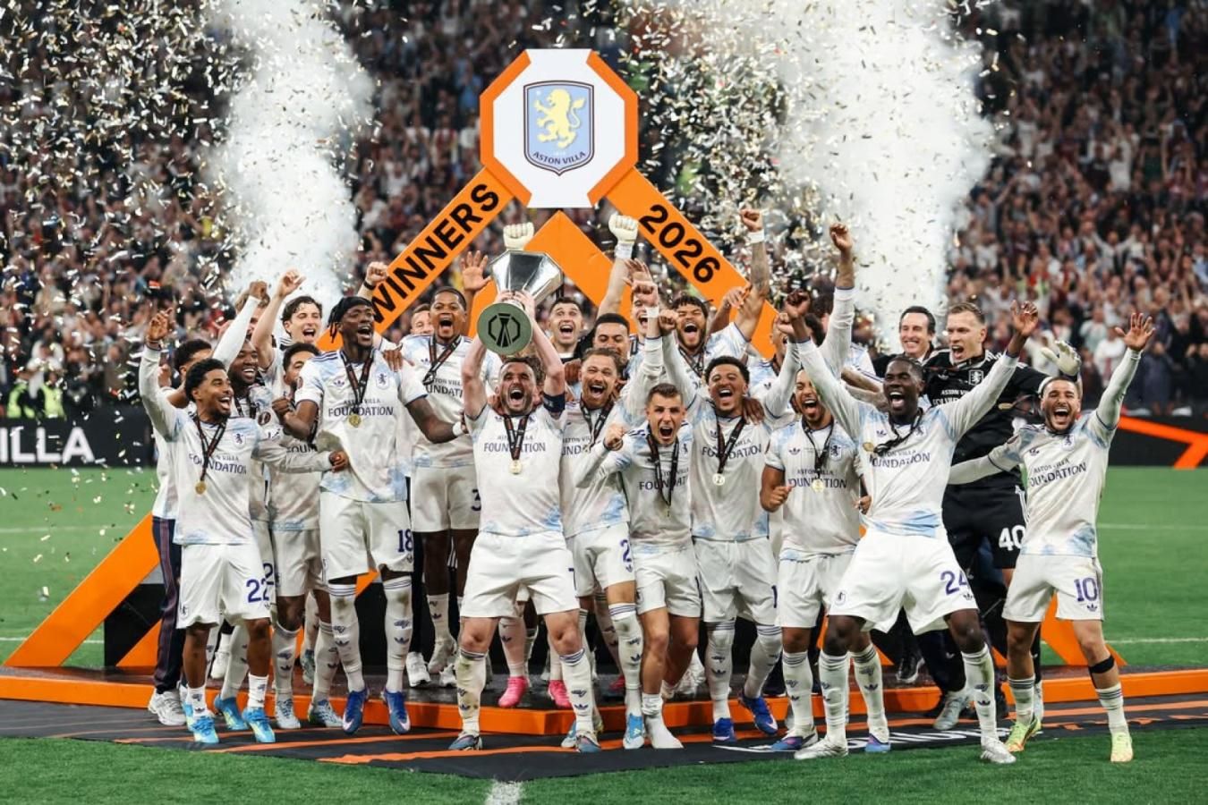 Jugadores de Aston Villa celebrando con el trofeo de la UEFA Europa League tras vencer al Friburgo en la final