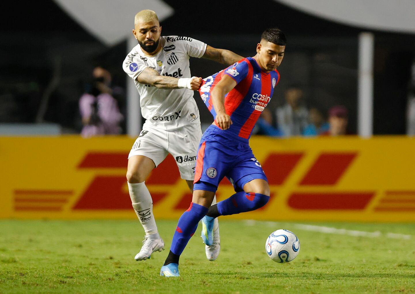 Gabriel Barbosa disputa la pelota con Ezequiel Herrera durante el partido entre Santos y San Lorenzo por la Copa Sudamericana