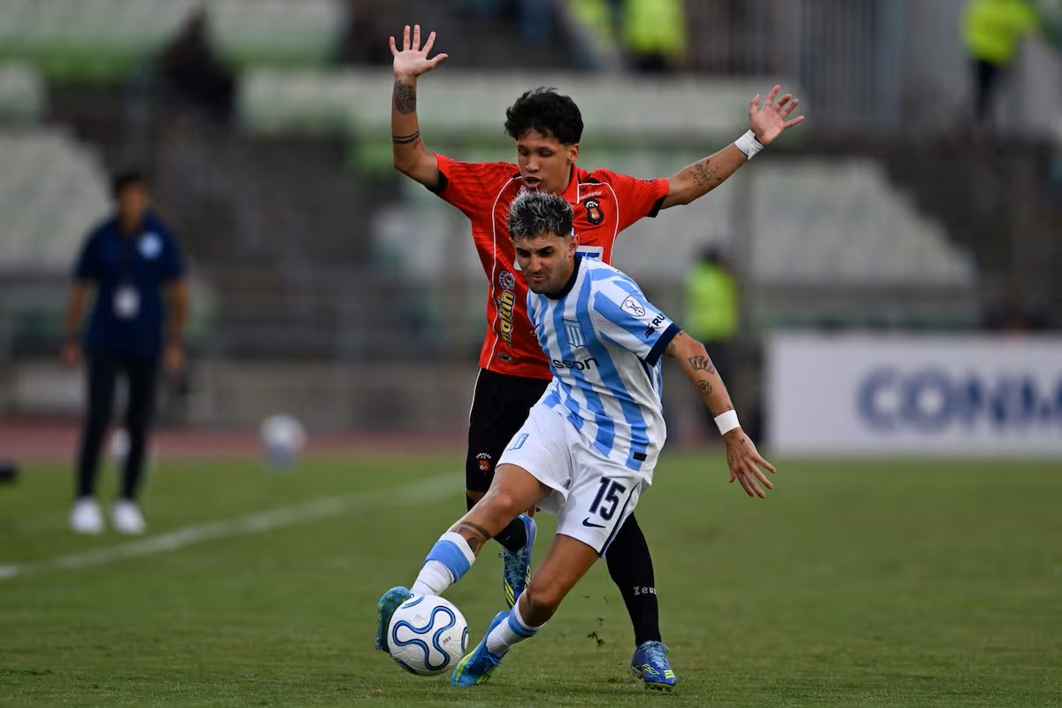 Gastón Martirena controla el balón ante la marca de un defensor de Caracas durante el partido de la Copa Sudamericana