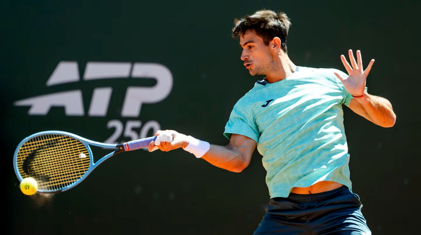 Mariano Navone ejecuta un golpe de derecha durante la semifinal del ATP 250 de Ginebra ante Casper Ruud.