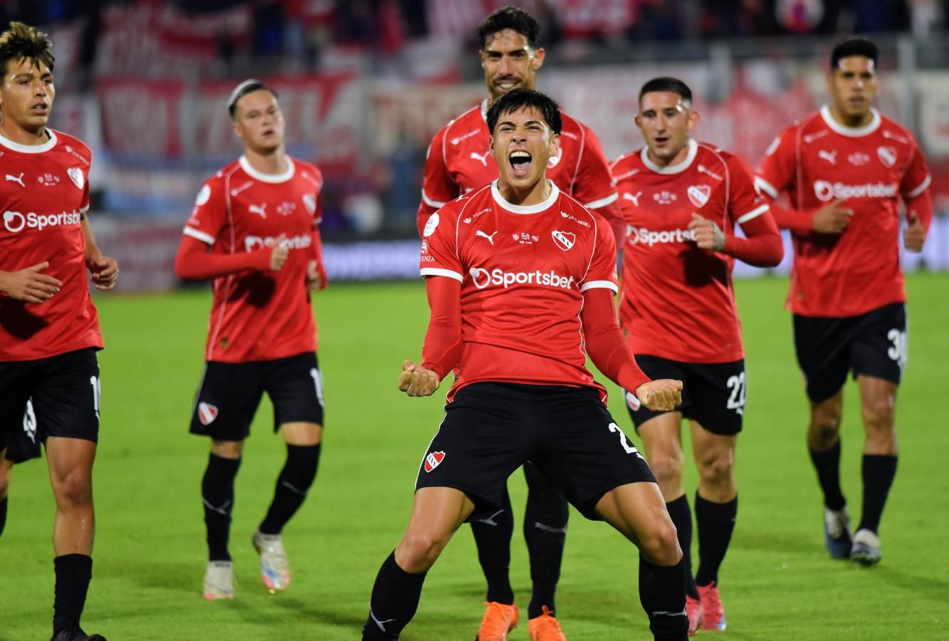 Maximiliano Gutiérrez celebra su gol con los puños cerrados mientras sus compañeros lo observan detrás
