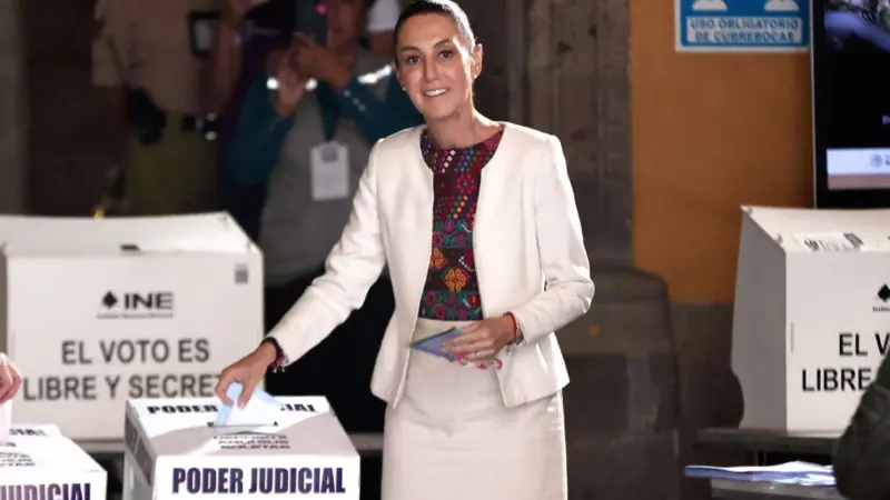 Claudia Sheinbaum depositando su voto en la urna