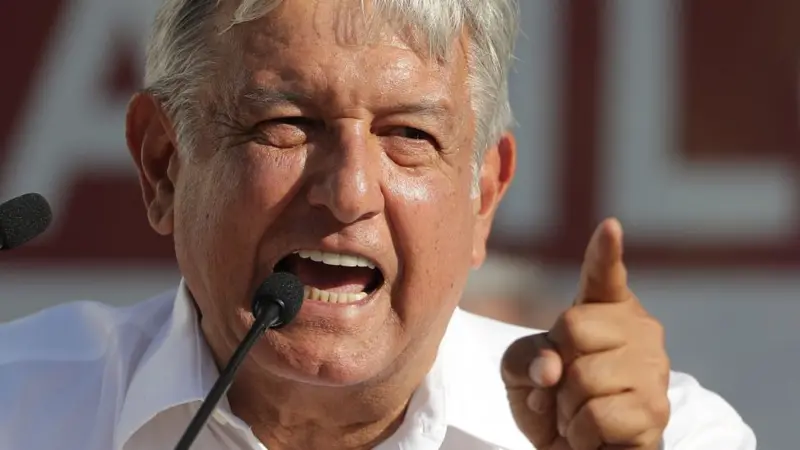 Andrés Manuel López Obrador dando un discurso de campaña