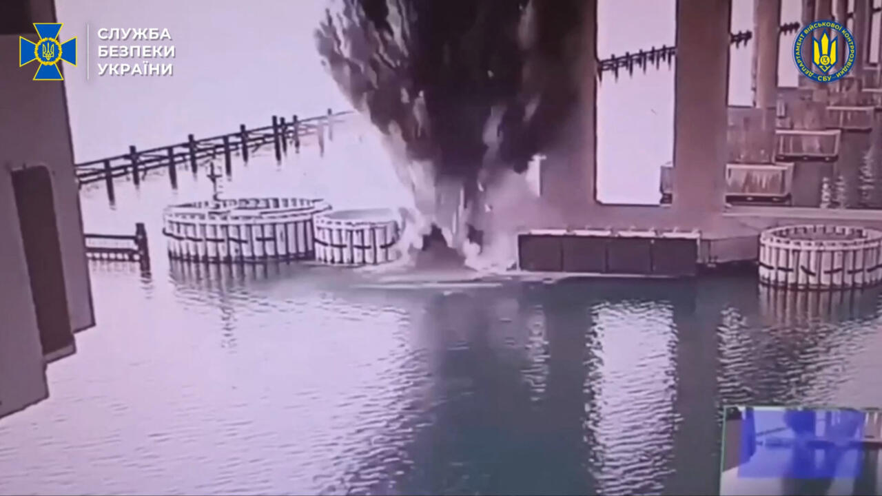 Explosivos submarinos impactando contra el puente de Crimea
