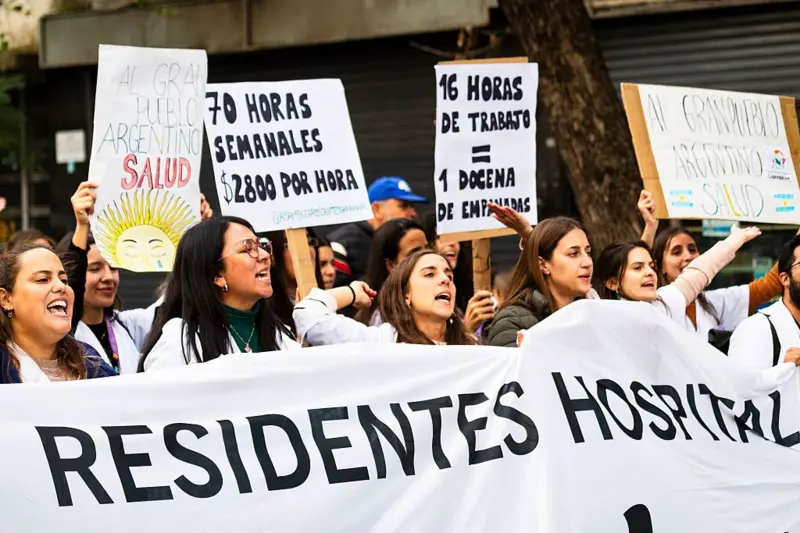 Residentes del Hospital Garrahan protestan frente al Congreso