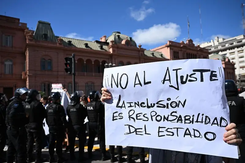 Cartel: '¡No al ajuste! La inclusión es responsablidad del Estado'