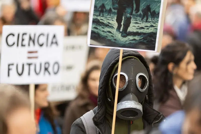 Manifestante con máscara de 'EL Eternauta'