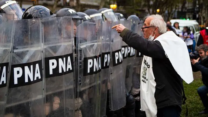 Jubilado protestando frente a la Prefectura Naval Argentina
